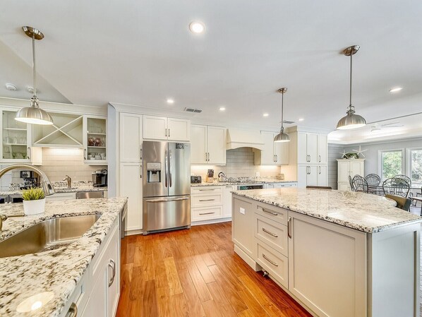 Refrigerador, microondas, horno y lavavajillas 