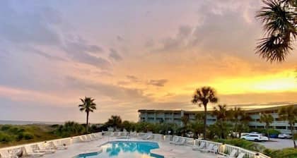 Oceanfront 1st Floor Condo!! Community Pool & Fishing Pier! Iin the Heart of IOP!