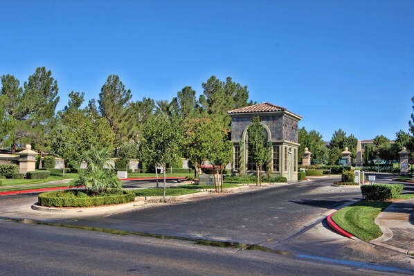 Property grounds - 4000 SQ. Foot, LARGE LUXURY HOME- POOL-Guard Gated Community. Close 2 Strip! (Las Vegas)