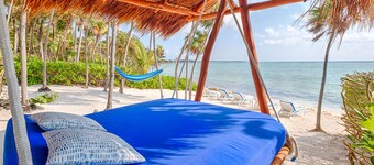 Los Primos es la mejor villa frente al mar con piscina, en una comunidad cerrada segura.