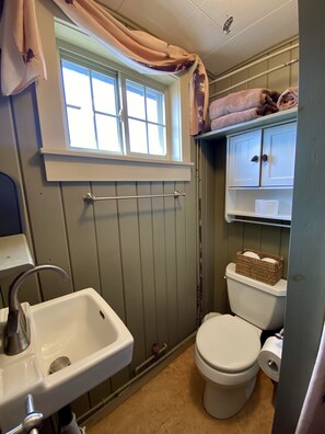 Shower, towels - Cabin with Snowmobile and ATV Trail Access (Pittsburg)
