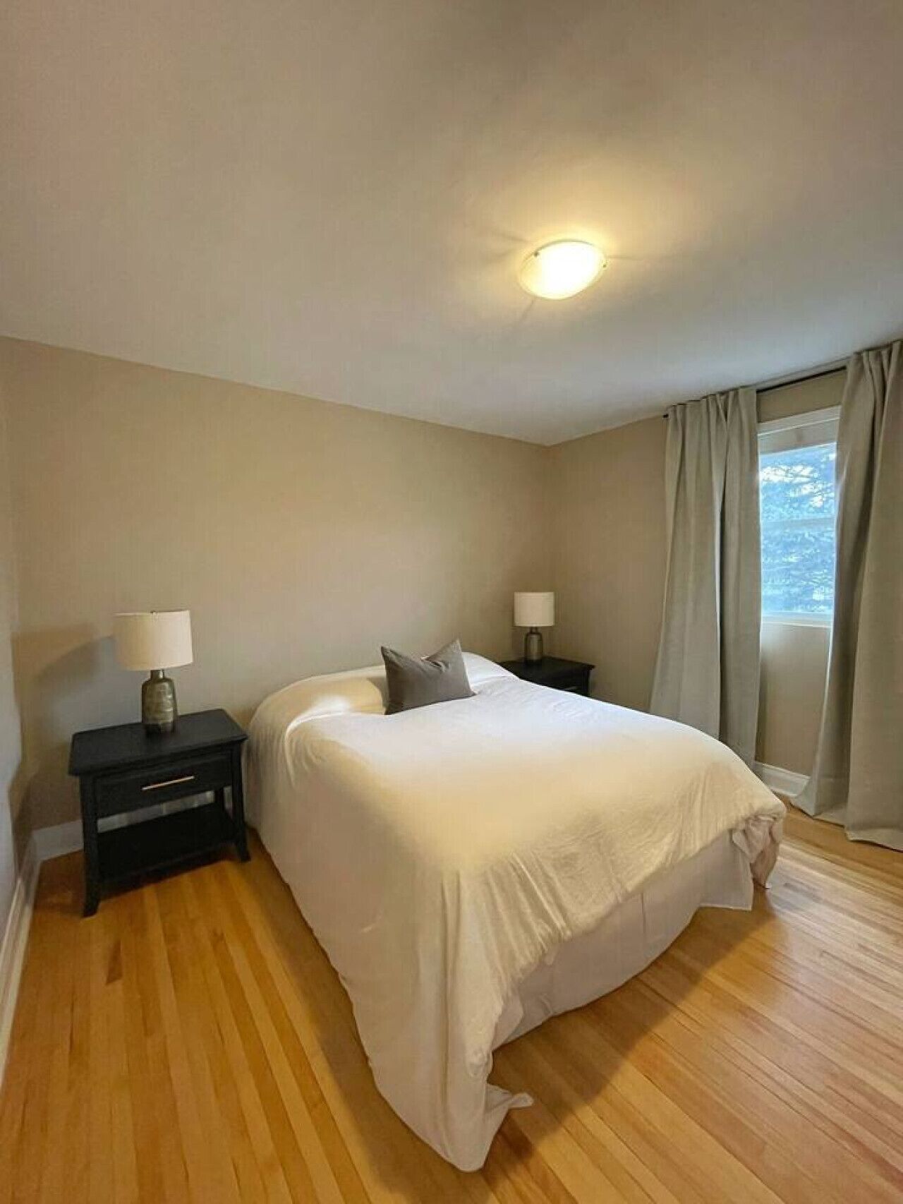 4 bedrooms, desk, iron/ironing board, WiFi