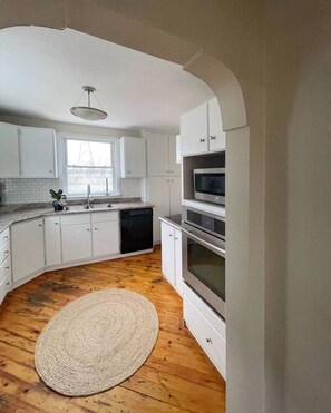 Réfrigérateur, four à micro-ondes, un four, surface de cuisson