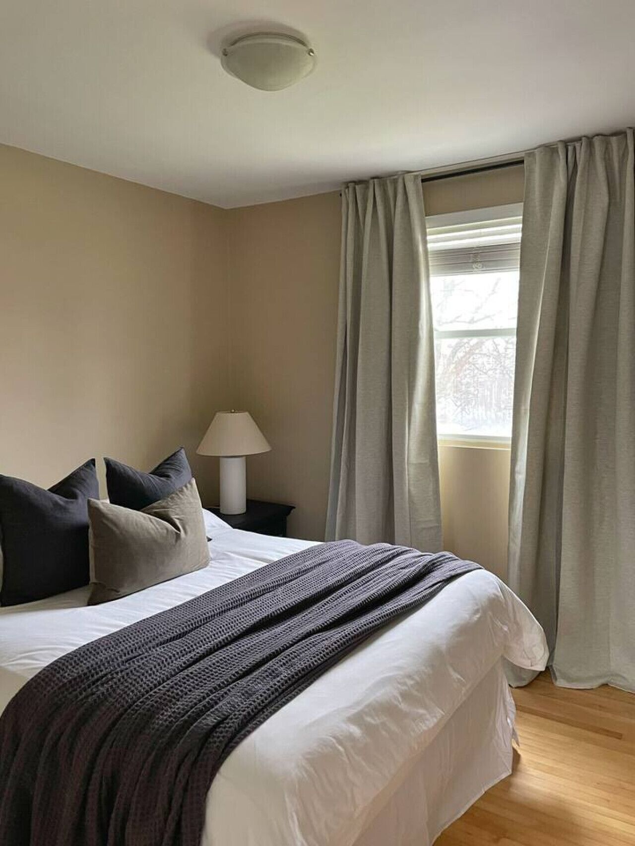 4 slaapkamers, een bureau, een strijkplank/strijkijzer, wifi