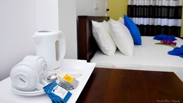 Minibar, caja de seguridad en la habitación y escritorio