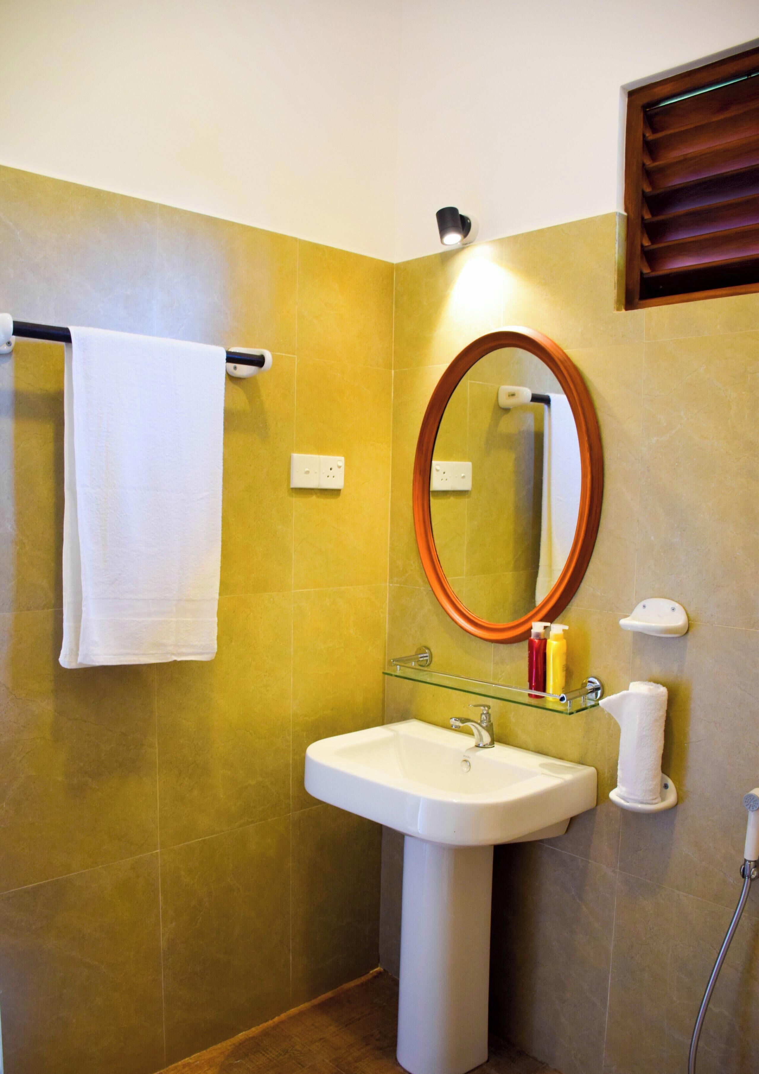 Baño | Regadera, amenidades de baño gratuitas, pantuflas, toallas 