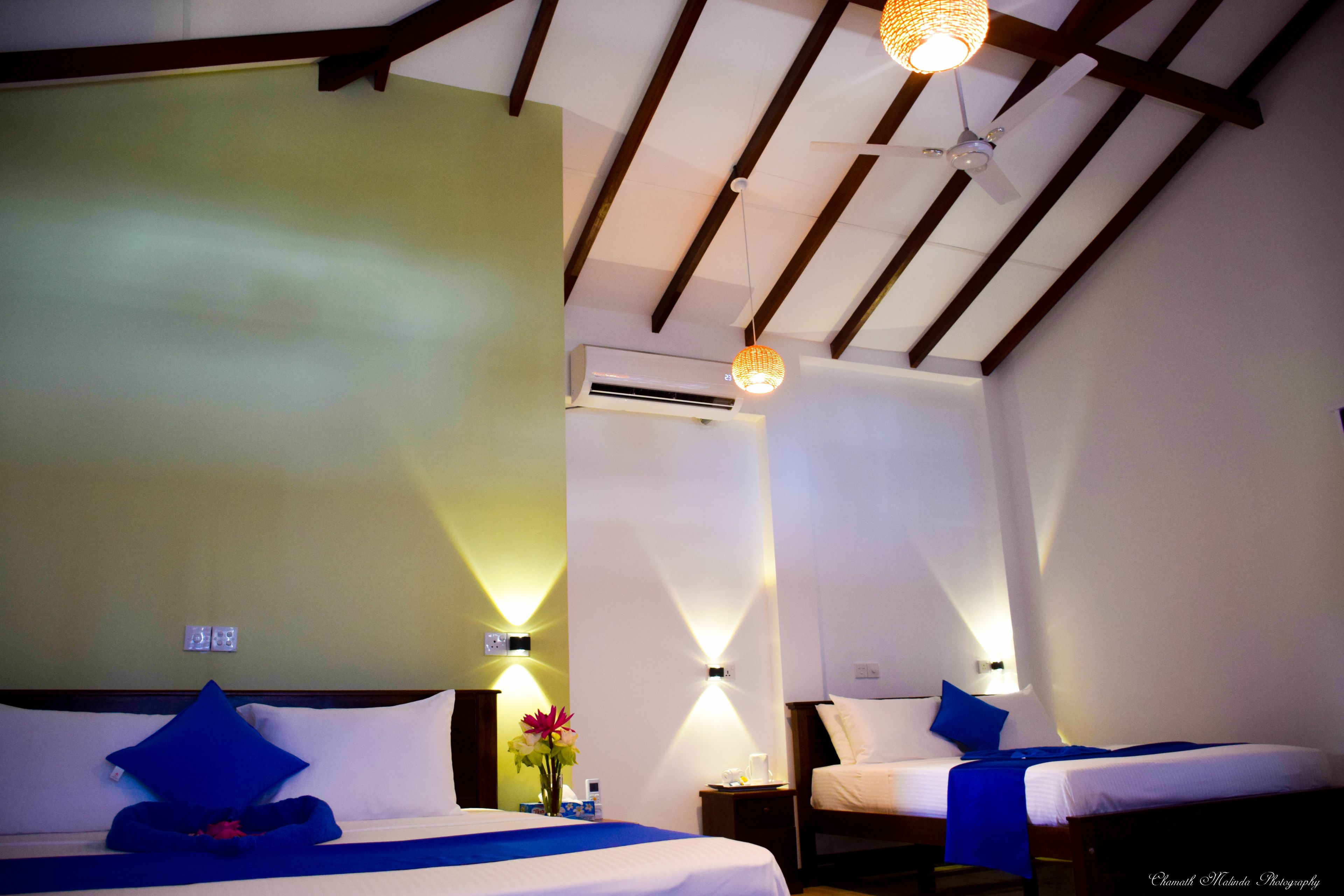 Minibar, caja de seguridad en la habitación y escritorio 