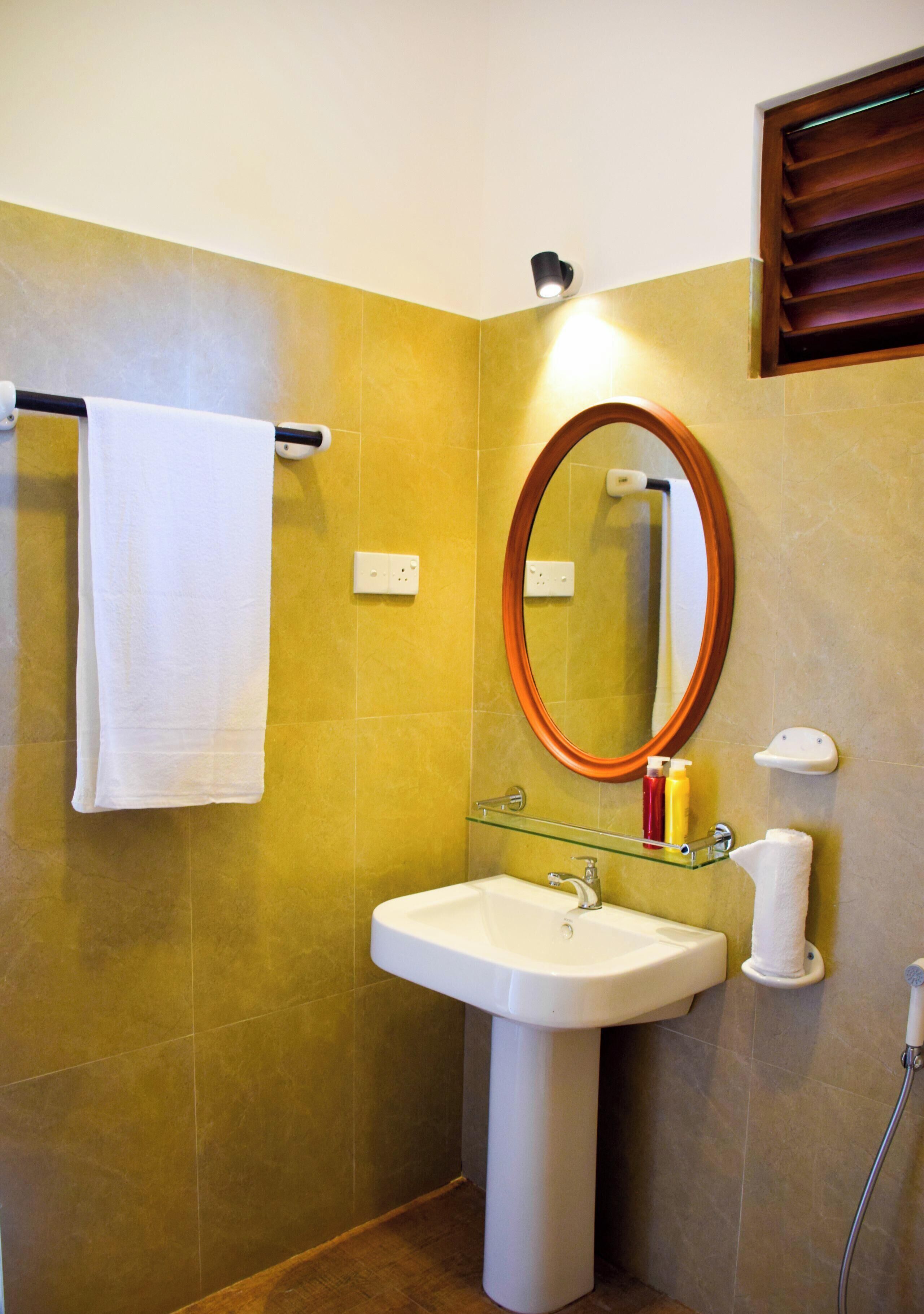 Baño | Regadera, amenidades de baño gratuitas, pantuflas, toallas 
