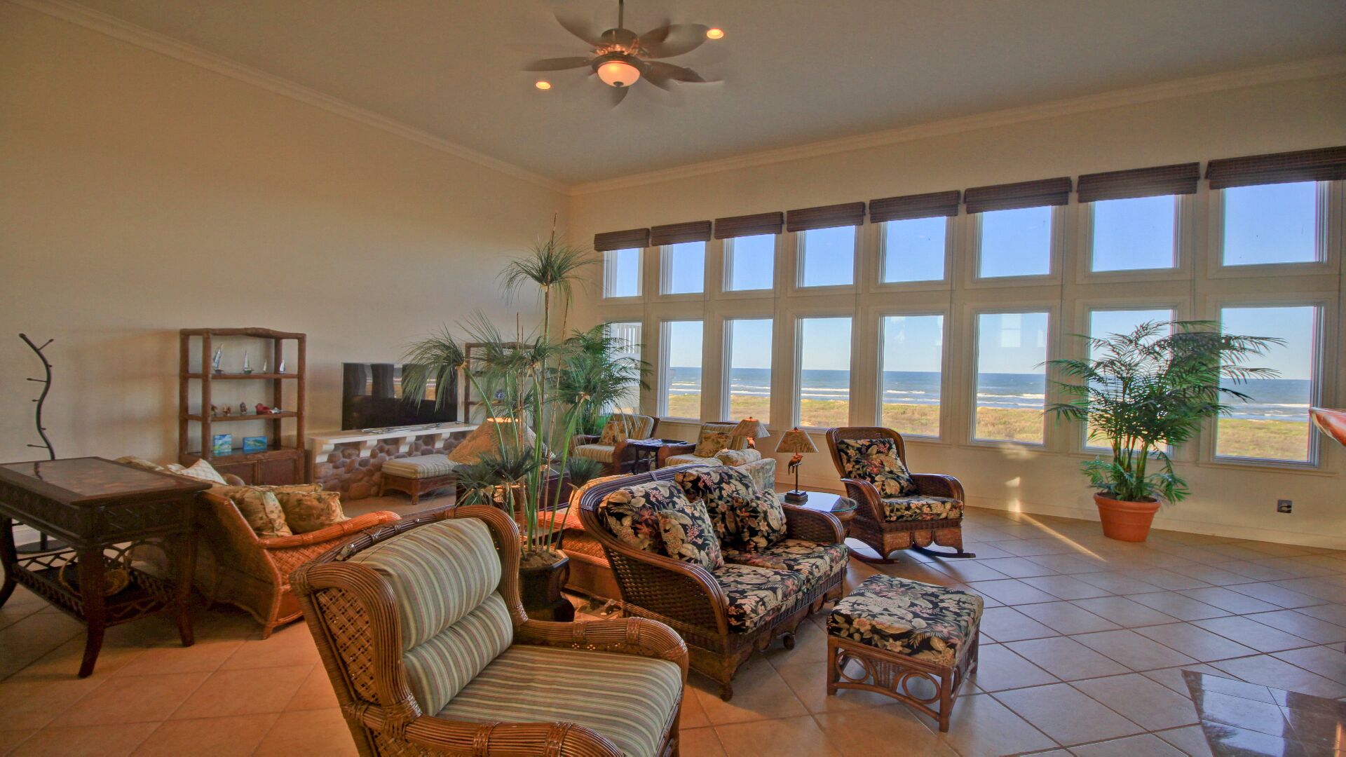 Elegant Beachfront retreat for large families. Private House with Swimming pool and Hot tub