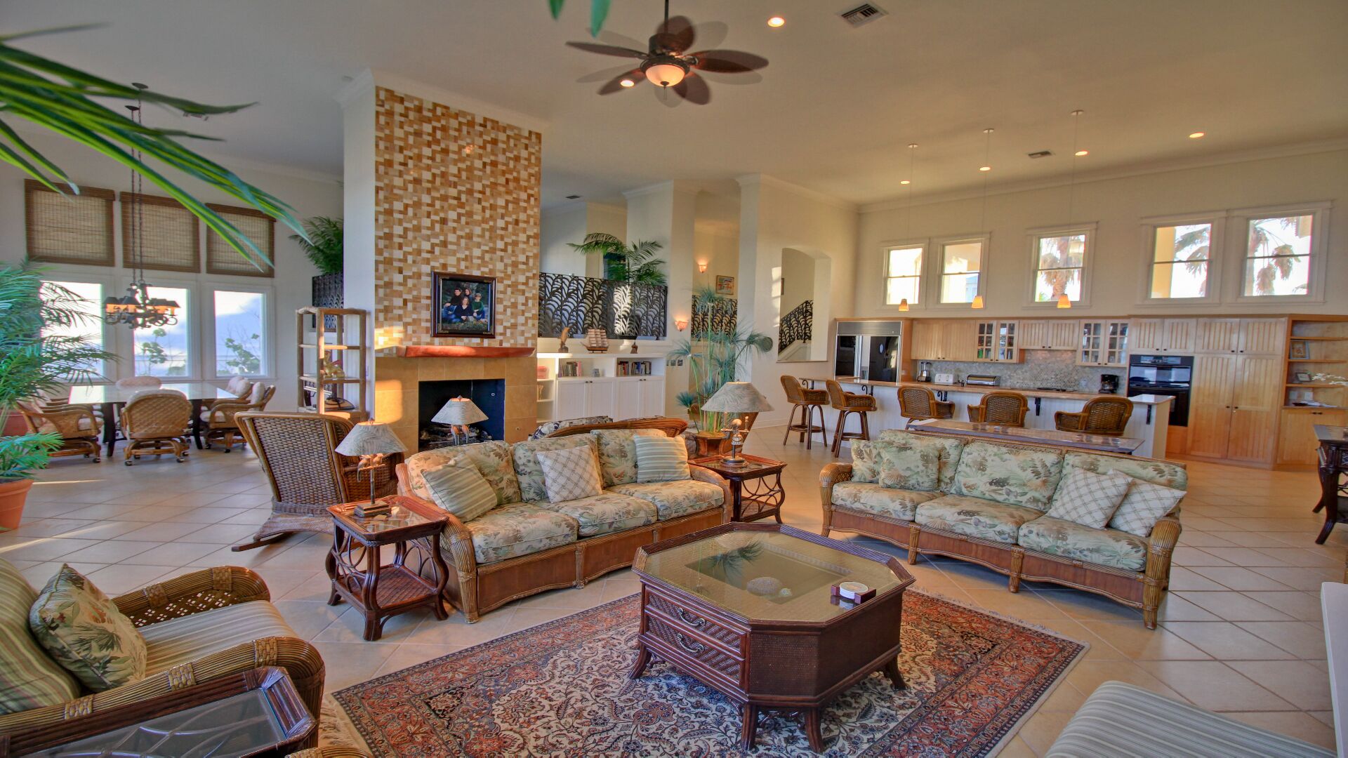 Elegant Beachfront retreat for large families. Private House with Swimming pool and Hot tub