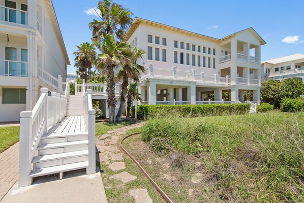 Exterior - Beachfront Paradise - Manu Kai - Private Pool & Hot Tub - 6 bedroom Luxury Home in The Shores (South Padre Island)