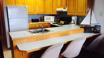 Køleskab, mikrobølgeovn, ovn, kogeplade