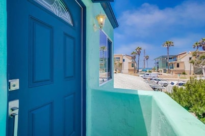 1 Bedroom Condo steps from Ocean and Bay