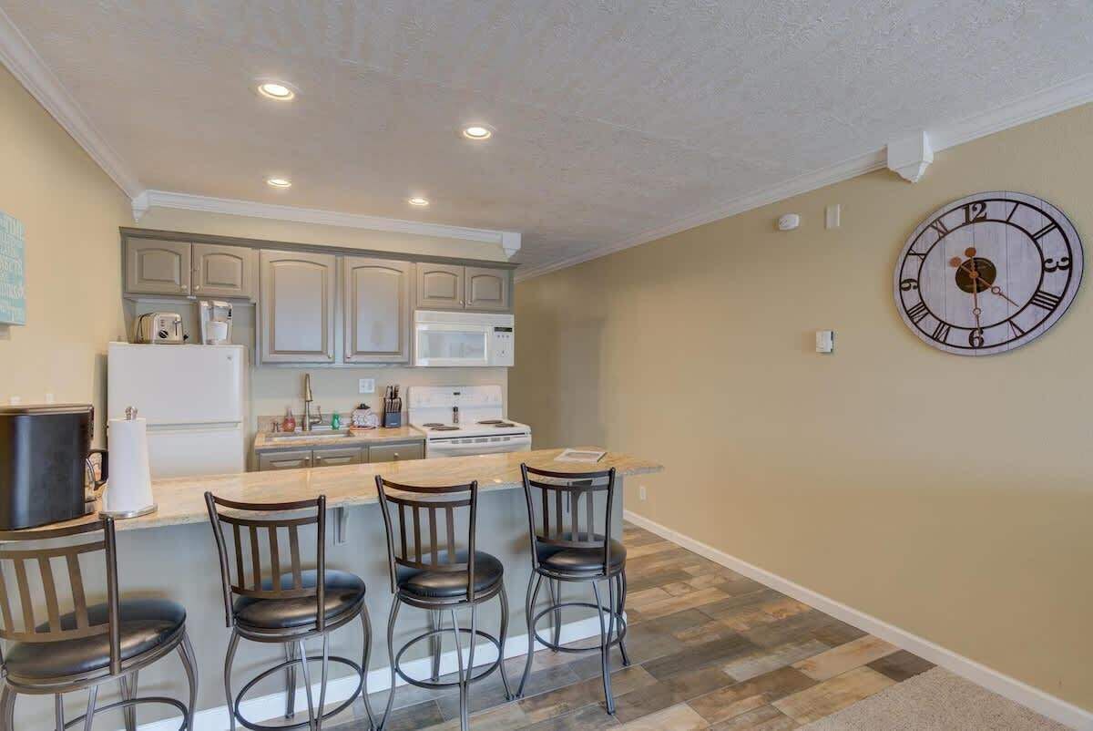 冷蔵庫、電子レンジ、オーブン、コンロ