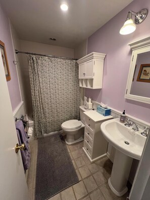 Combined shower/bathtub, hair dryer, towels, toilet paper - Prime U.S. Open Rental--2 miles from Shinnecock Hills Golf Club–3 Bedroom (Southampton)