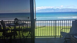 Outdoor dining - True oceanfront L204 w/180° amazing views now thru 2025 at low rates from 225. (Lahaina)
