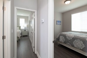 3 habitaciones y tabla de planchar con plancha