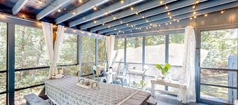 Newly remodeled bayside cottage with screened patio - short drive to the water