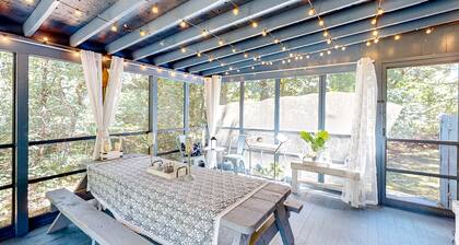 Newly remodeled bayside cottage with screened patio - short drive to the water