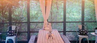 Newly remodeled bayside cottage with screened patio - short drive to the water