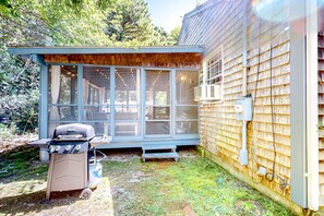 Terrace/patio - Newly remodeled bayside cottage with screened patio - short drive to the water (Eastham)