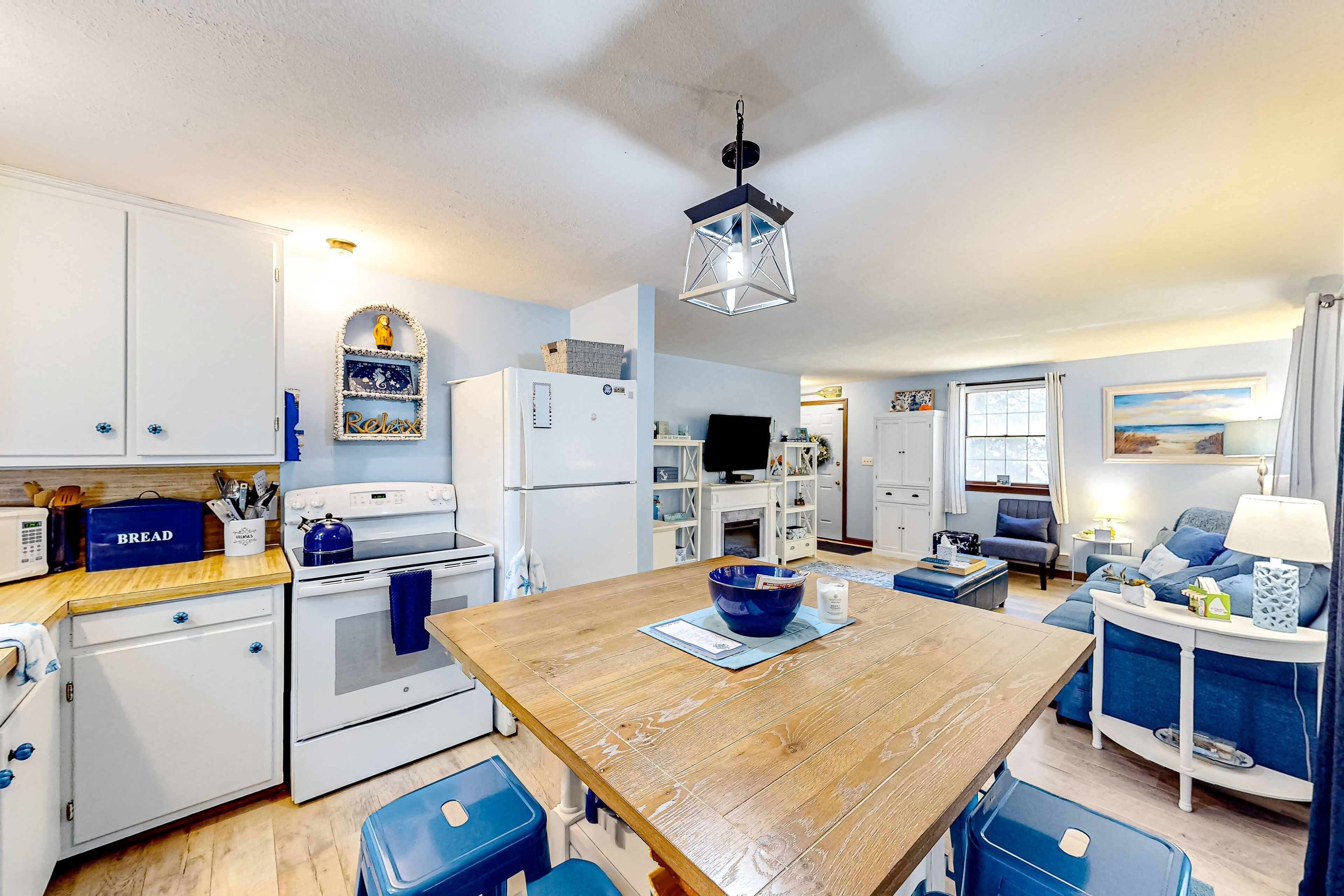Newly remodeled bayside cottage with screened patio - short drive to the water