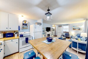 Fridge, microwave, oven, stovetop - Newly remodeled bayside cottage with screened patio - short drive to the water (Eastham)