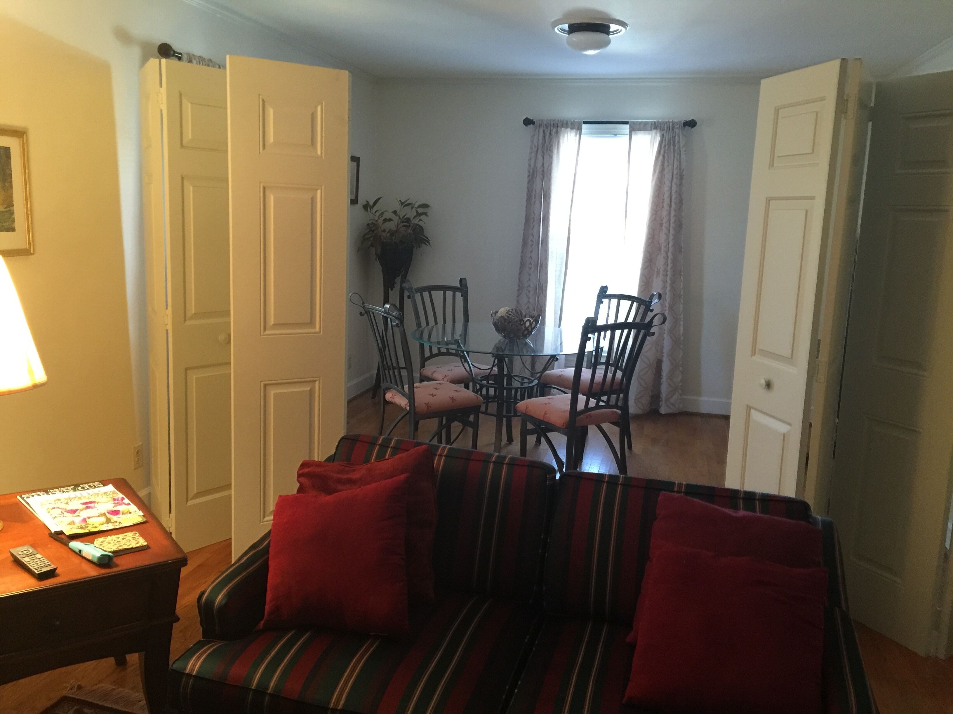 Een open haard en boeken