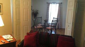 Een open haard en boeken