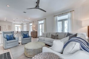 Smart TV, books - In Seaside – Nearby Pool & Beach – Emma Lou (Seaside)