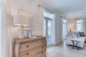 Smart TV, books - In Seaside – Nearby Pool & Beach – Emma Lou (Seaside)