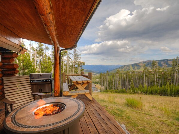 Outdoor dining - Big Sky Vacation Rentals: 15 Rustic Ridge (Big Sky)