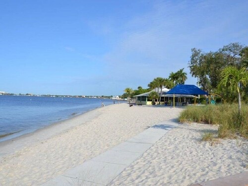 Spacious 4 BR, 3BA in Popular Yacht Club, Heated Salt Pool. Sail Boat Access!