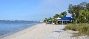 Spacious 4 BR, 3BA in Popular Yacht Club, Heated Salt Pool. Sail Boat Access!