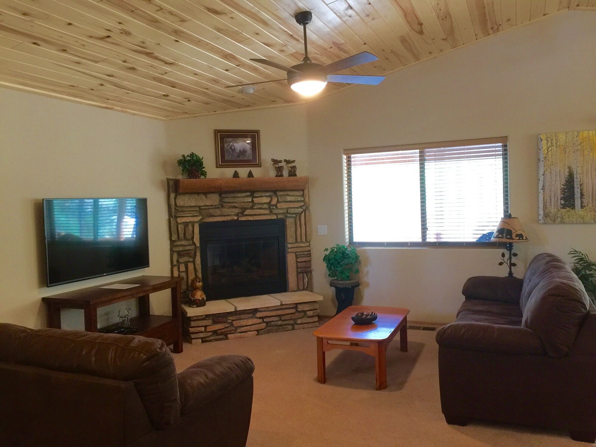 Hillside Hideaway Cabin with a Relaxing View of the Pines! Near Hiking & Lakes!