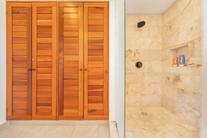 Shower, hair dryer, towels, soap - Luxury 4BR House + Private Pool + Rooftop Ocean Views + Concierge (Isla Mujeres)