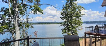 ¡Nueva villa de lujo de 7 dormitorios frente al lago! Tiene capacidad para 18 personas y cerca de The Smokies