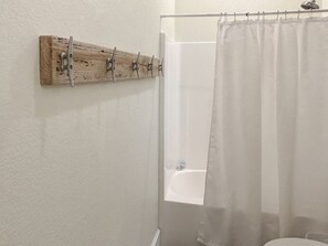 Kombination af bruser/badekar, håndklæder, Sæbe, Shampoo