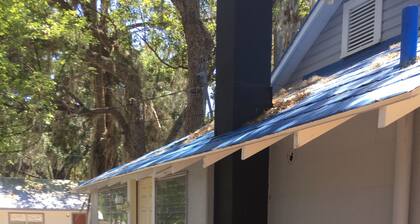 Bungalow kadun toisella puolella Pithlachascotee-joesta