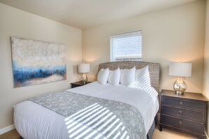 2 bedrooms, iron/ironing board, Internet, bed sheets - Crabby Daddy & the Blue Mermaid - Oyhut Bay Seaside Resort (Ocean Shores)