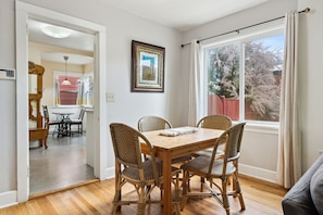 Dining - CUTE and COMFORTABLE, in a quaint location, Central AC, DOG friendly (Hood River)
