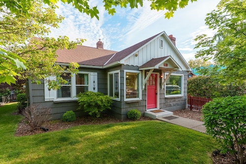 CUTE and COMFORTABLE, in a quaint location, Central AC, DOG friendly