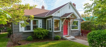 CUTE and COMFORTABLE, in a quaint location, Central AC, DOG friendly