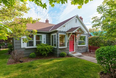 CUTE and COMFORTABLE, in a quaint location, Central AC, DOG friendly