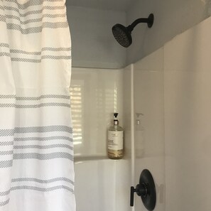 Dusj, hårføner, håndklær og såpe