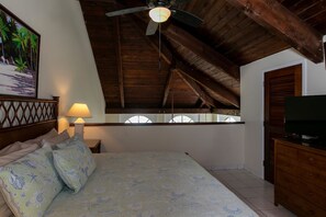 1 Schlafzimmer, Zimmersafe, Schreibtisch, Bügeleisen/Bügelbrett