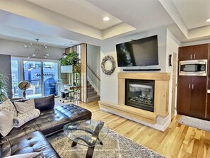 Smart TV, chimenea, biblioteca musical y videoteca 