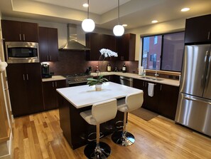 Refrigerador, microondas, horno y parrilla de estufa 