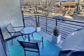 Outdoor dining - Rooftop Retreat-modern townhome in the heart of LoHi- roof deck-walk everywhere! (Denver)