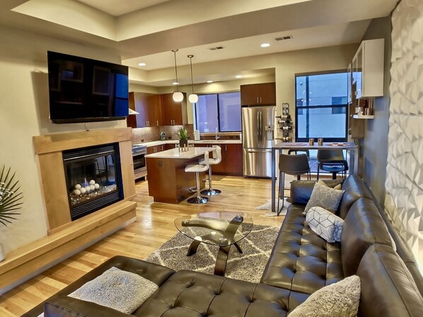 Smart TV, chimenea, biblioteca musical y videoteca 